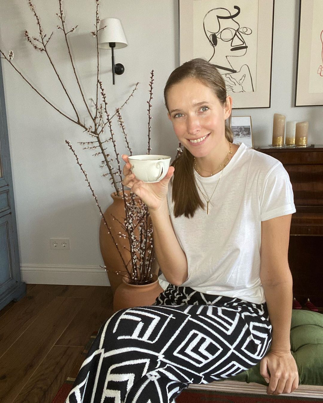 Милая красоточка: Катя Осадчая без макияжа очаровала уютным домашним фото