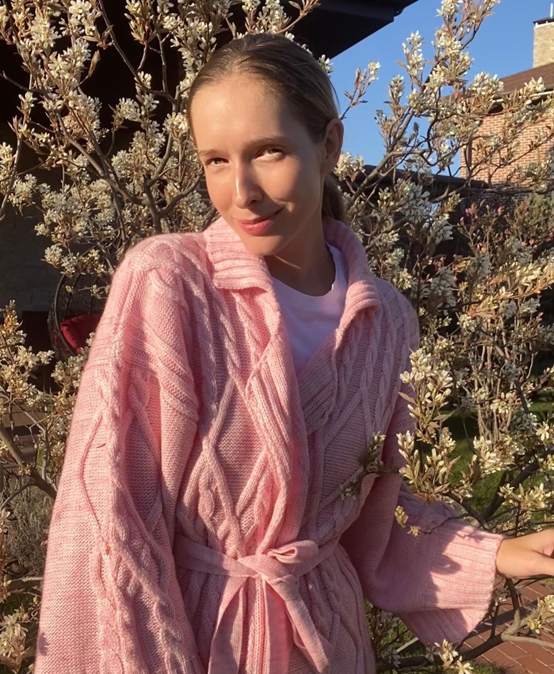 Невероятно милые! Юрий Горбунов от души "побил" Катю Осадчую вербой (видео)