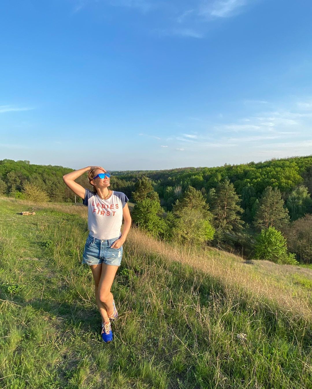 Справжня модель: Катя Осадча показала несподіваний образ в міні-шортах