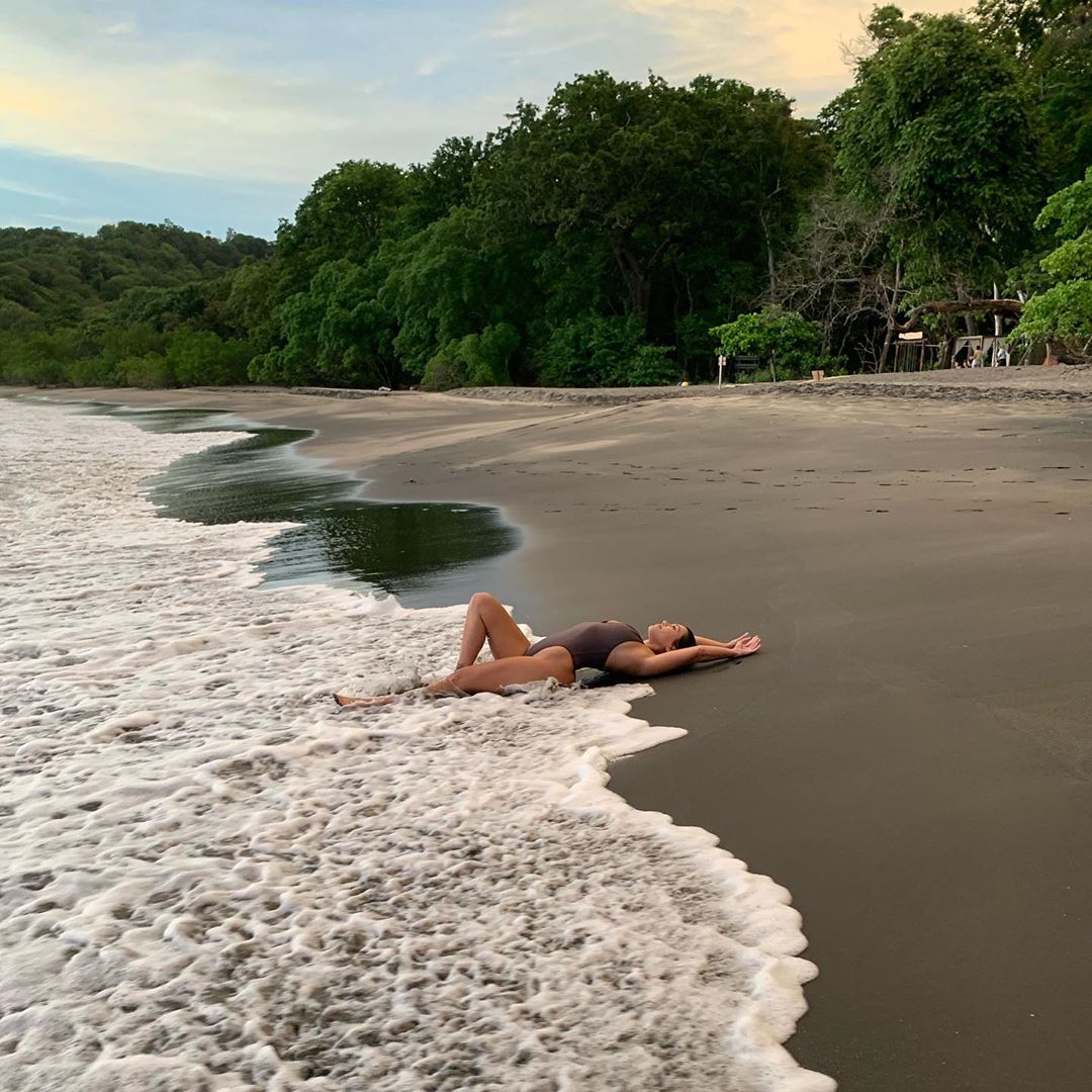 Піна днів: Кортні Кардашян спокушає вигинами у відвертому купальнику на дикому пляжі