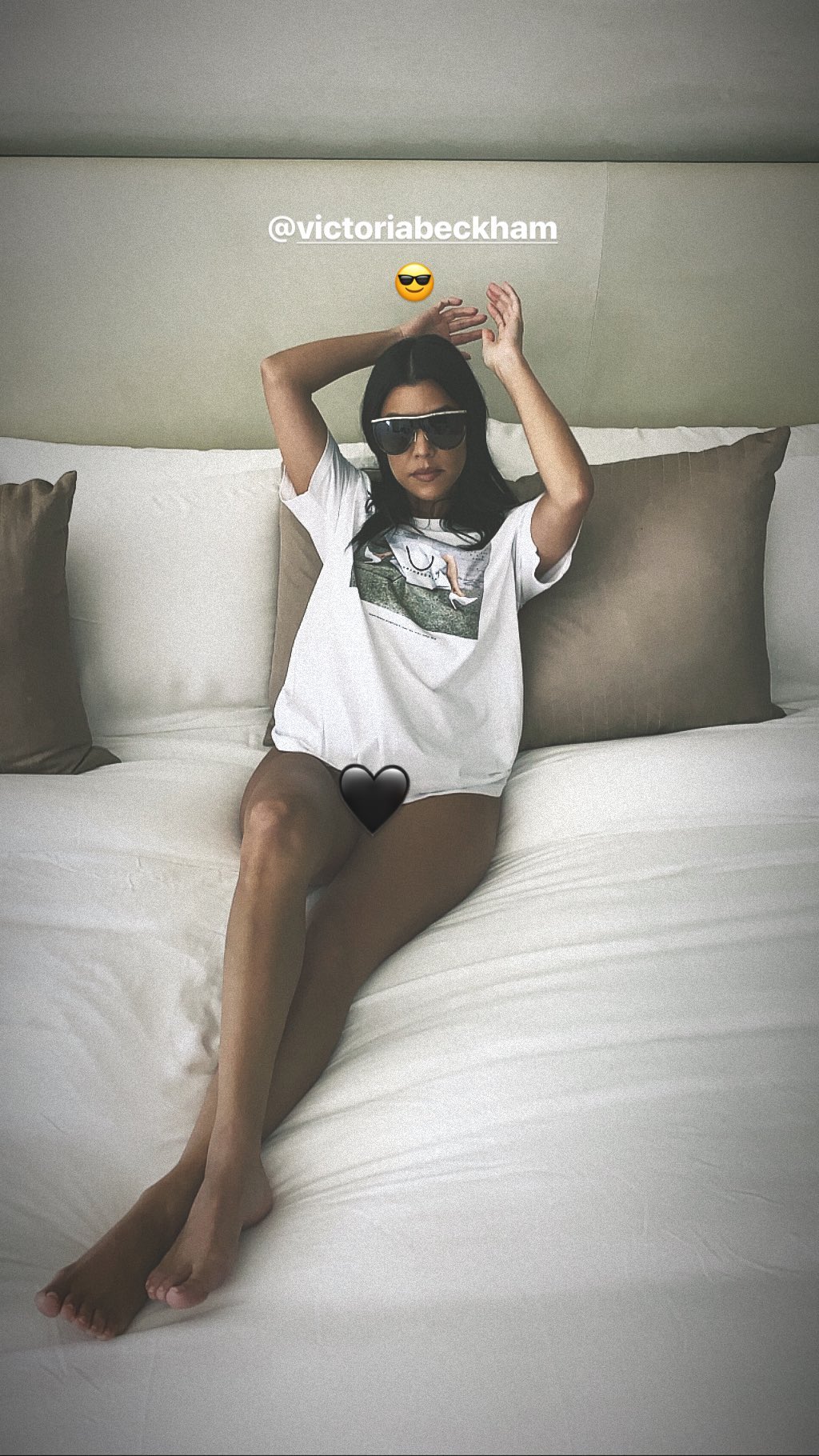 Піна днів: Кортні Кардашян спокушає вигинами у відвертому купальнику на дикому пляжі