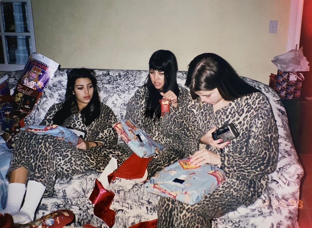 С забавными прическами и в леопардовых халатах: Кортни Кардашьян показала архивное фото с сестрами из юности