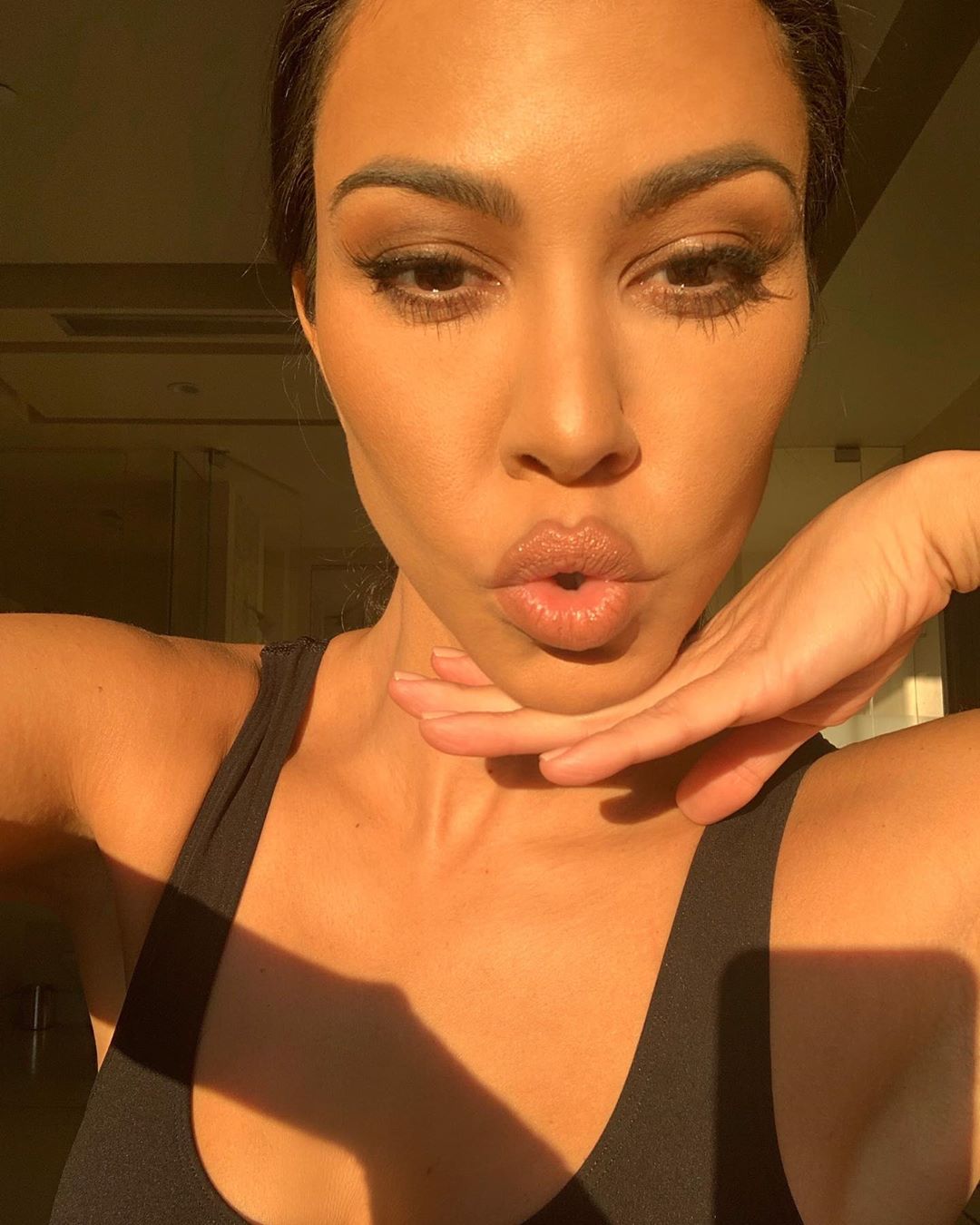 От дурнушки до королевы красоты: как менялась внешность сестер Кардашьян до и после пластики