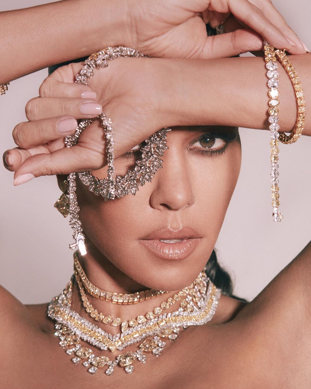 Знайди п'ять відмінностей: Кім Кардашьян з сестрами показали однакові спокусливі образи