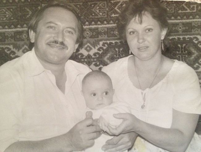 Виталий с родителями