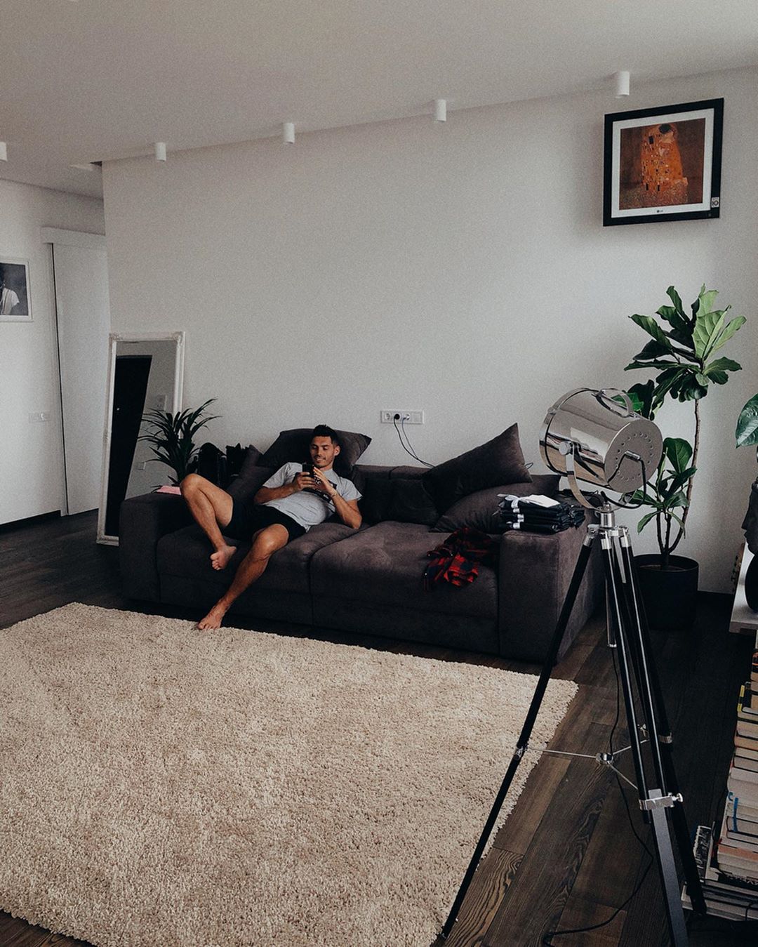 "С каждым днем уютней": Никита Добрынин с любимой показали новую квартиру