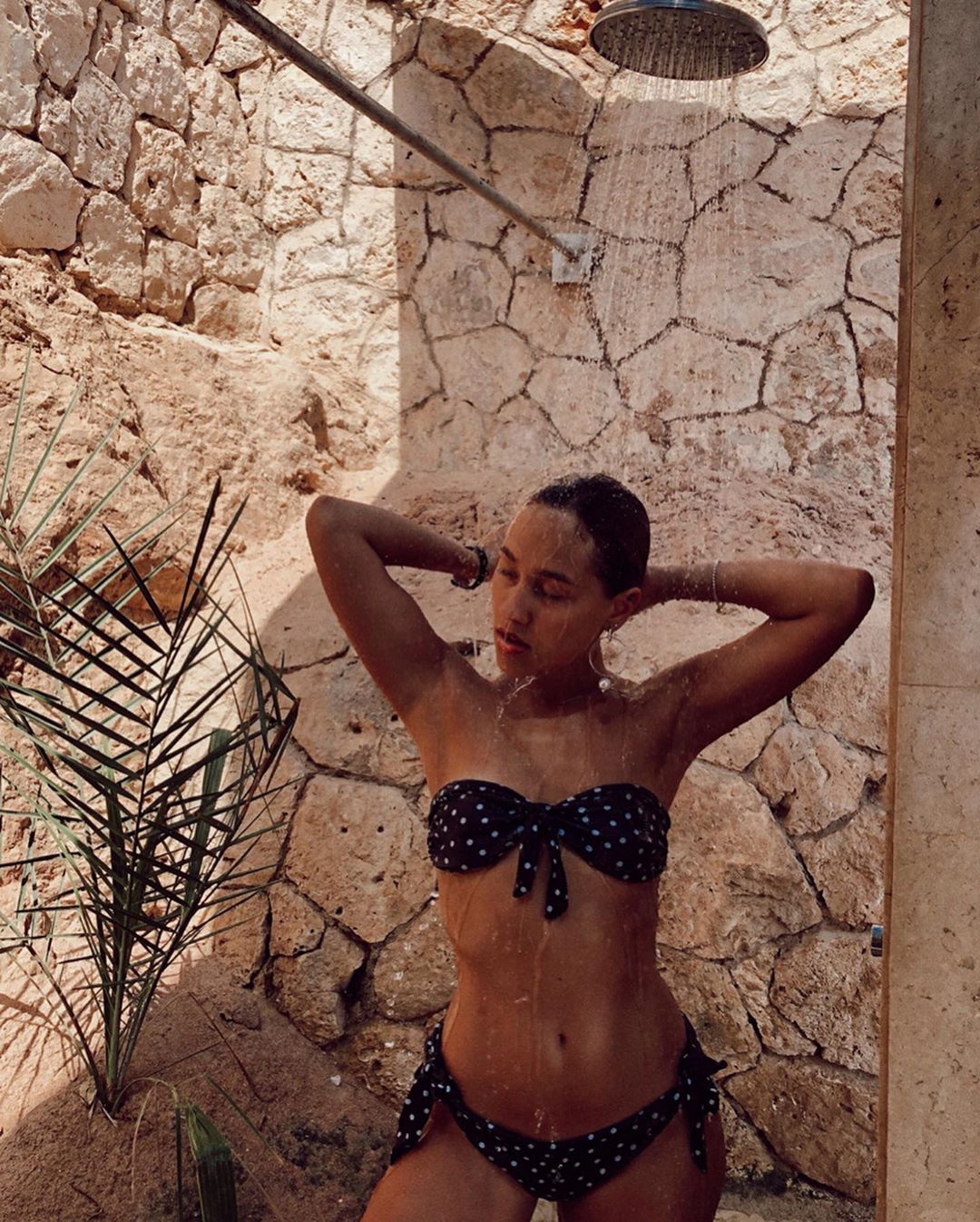 "Фотограф и модель супер": победительница Холостяк 9 восхитила горячими фото в бикини