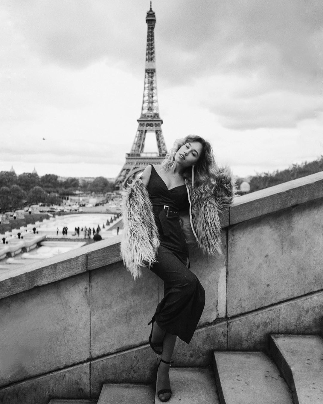 Победительница Холостяк 9 в модной шубке покорила французским шармом в Париже