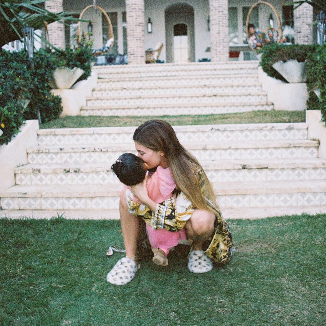 Две красотки: Кайли Дженнер с 2-летней дочкой демонстрируют наряды в трендовом оттенке