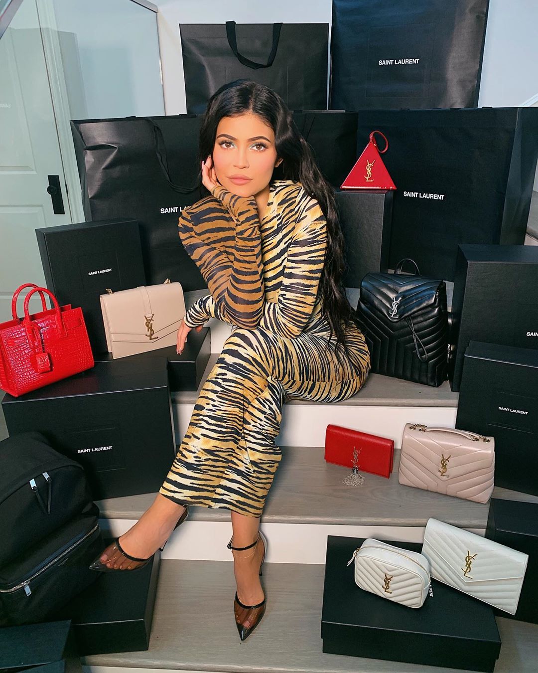 Хищницы: Кайли Дженнер и Кортни Кардашьян соблазняют образами с анималистичным принтом