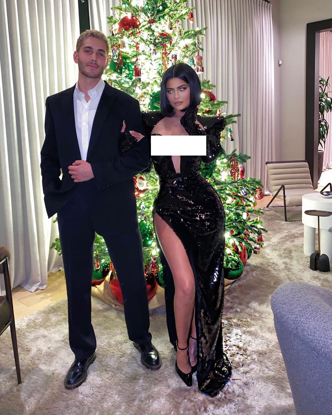 Ангел і демон: Кайлі Дженнер і Хлое Кардашьян спокушають пишними формами у відвертих вбраннях