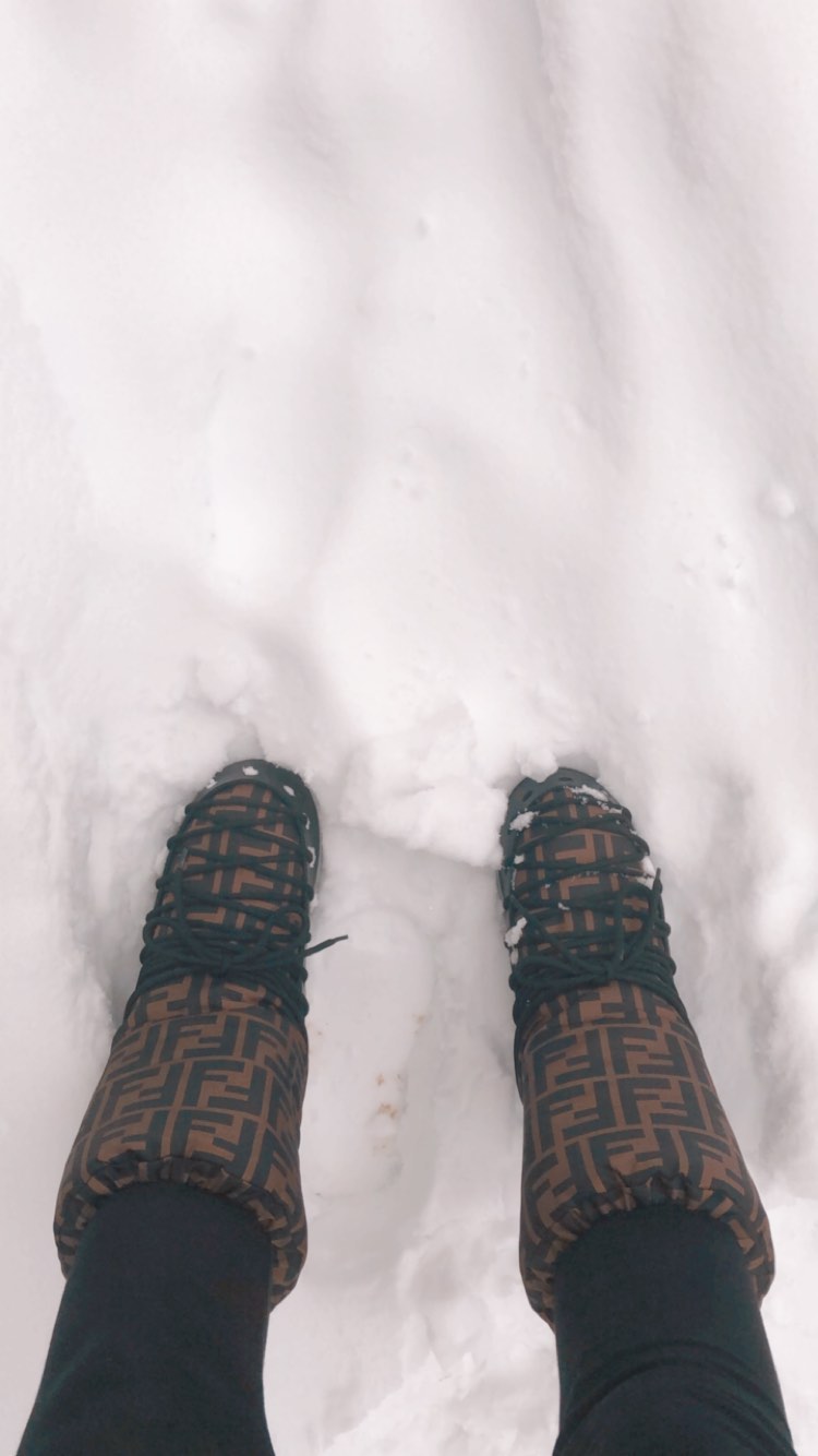 Соблазнительная Снегурочка: Кайли Дженнер засыпала сеть горячими фото в облегающем комбинезоне