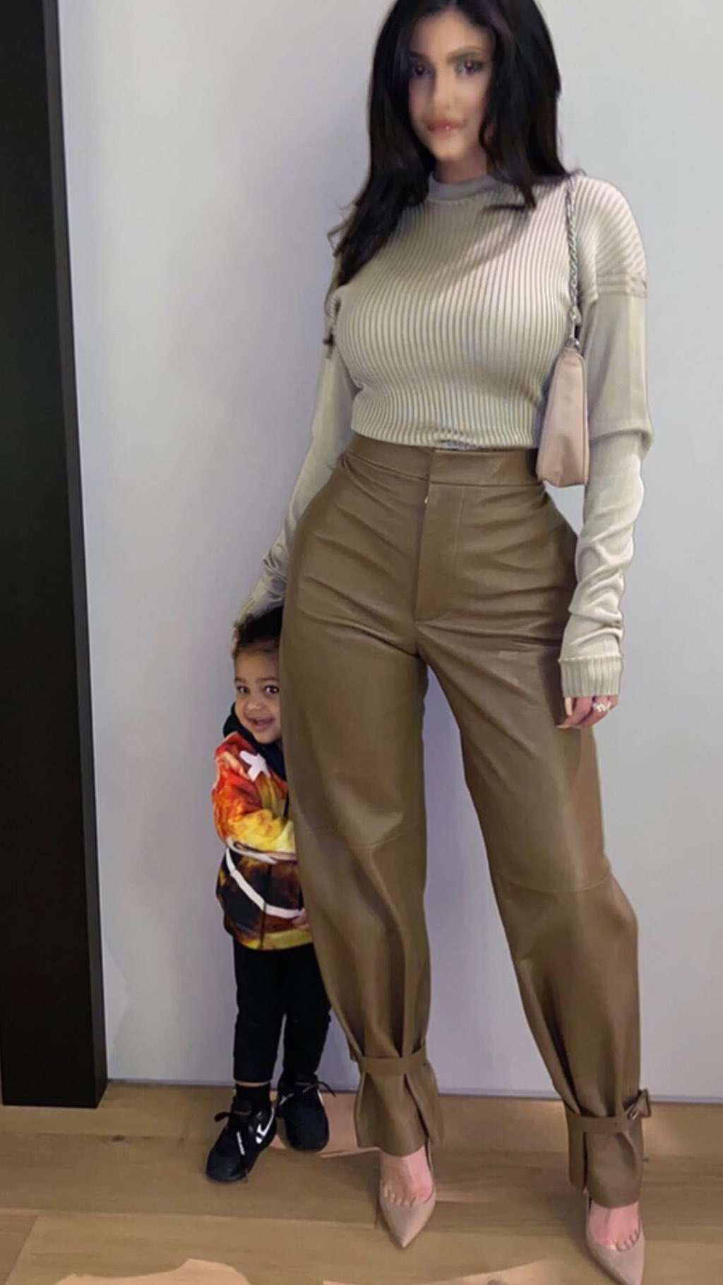 Уроки стилю: Кайлі Дженнер демонструє, з чим носити шкіряні штани