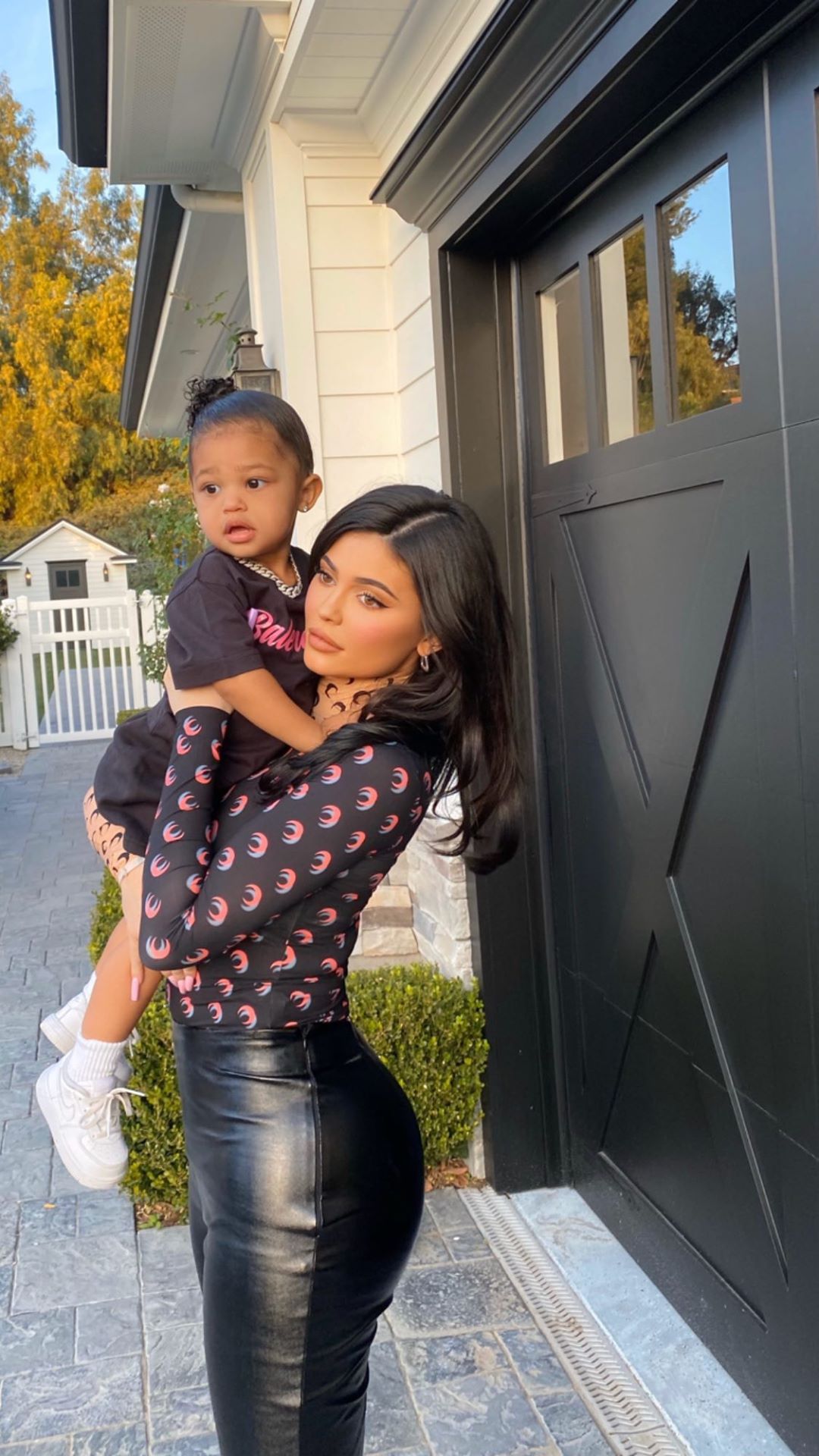 Уроки стилю: Кайлі Дженнер показала, як носити шкіряну куртку у весняному сезоні