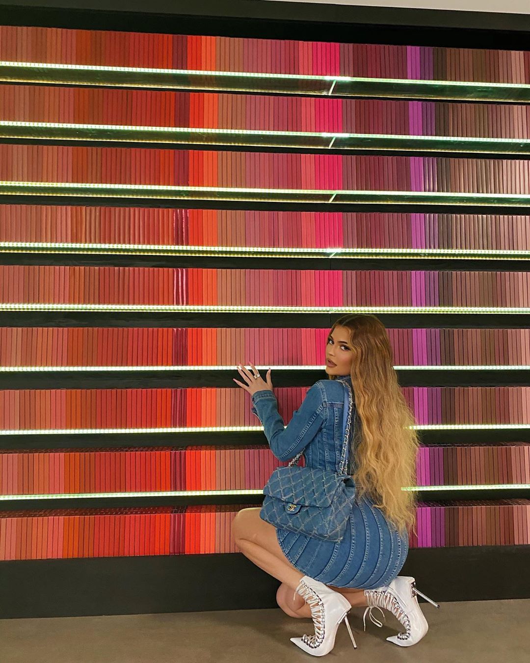 Королева денима: Кайли Дженнер похвасталась пышными формами в соблазнительном платье