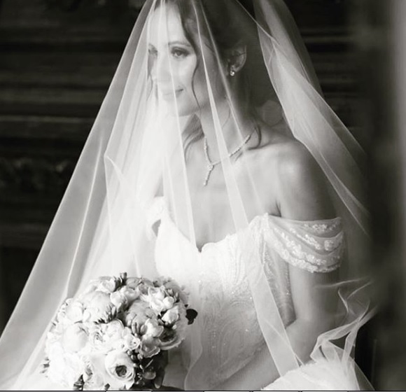 Життя воно таке: Лобода показала фото у весільній сукні