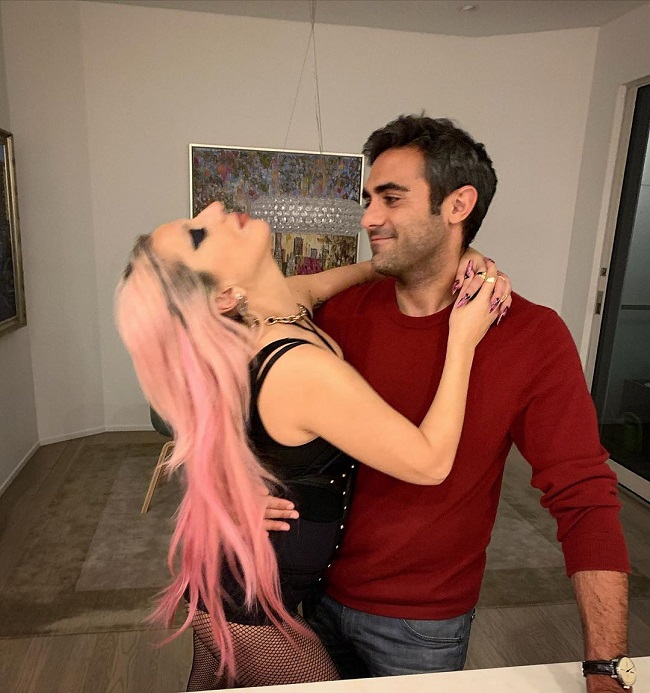 За играми и в объятиях любимого: Леди Гага показала, как проводит время на карантине