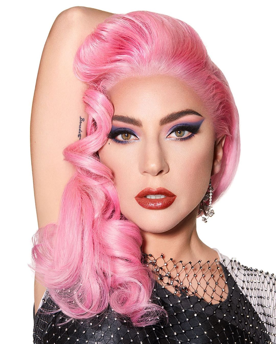 Леди Гага показала новый эпатажный образ - певица блистает с ярким .