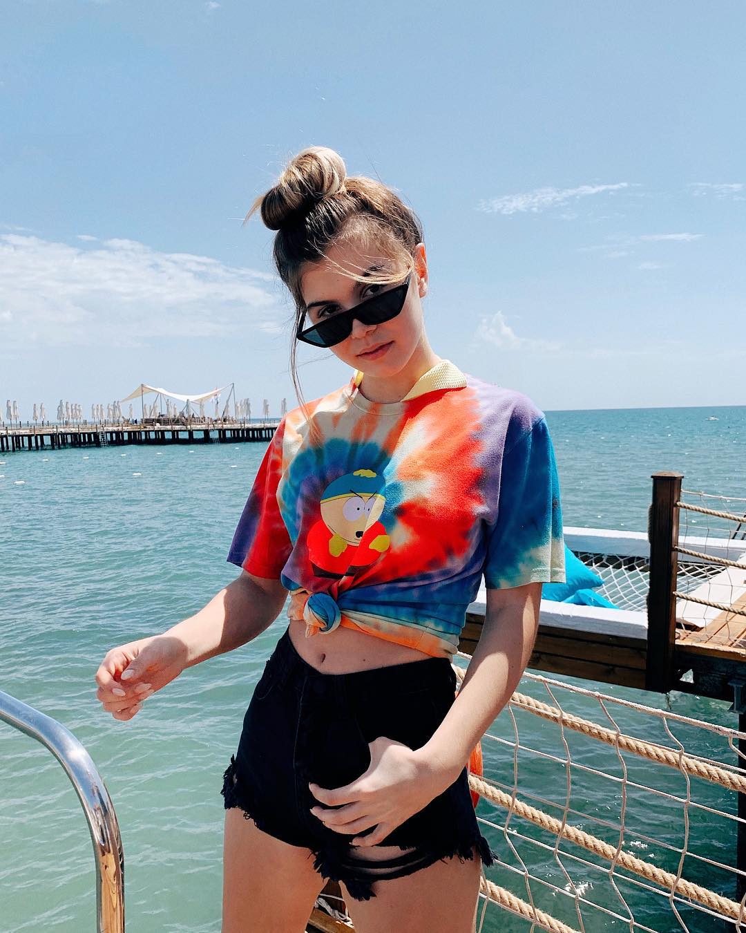 &quot;Правила придумали слабаки&quot;: Анна Седокова рассказала об отдыхе с тремя детьми