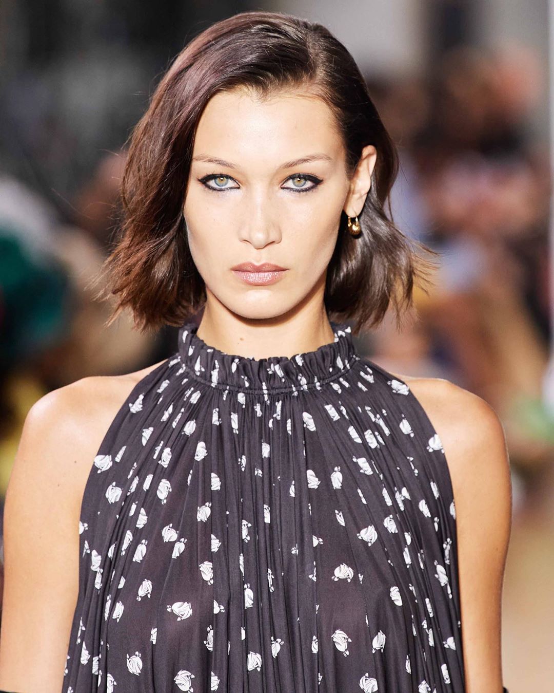 Взять на заметку: Белла Хадид демонстрирует стройную фигуру в самых модных джинсах весны