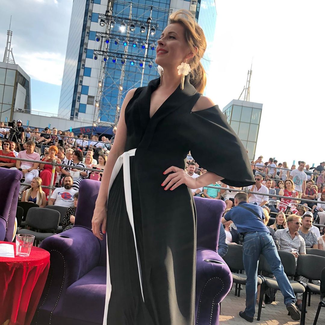 &quot;Королева&quot;: Олена Кравець захопила красою і стильним вбранням в Одесі