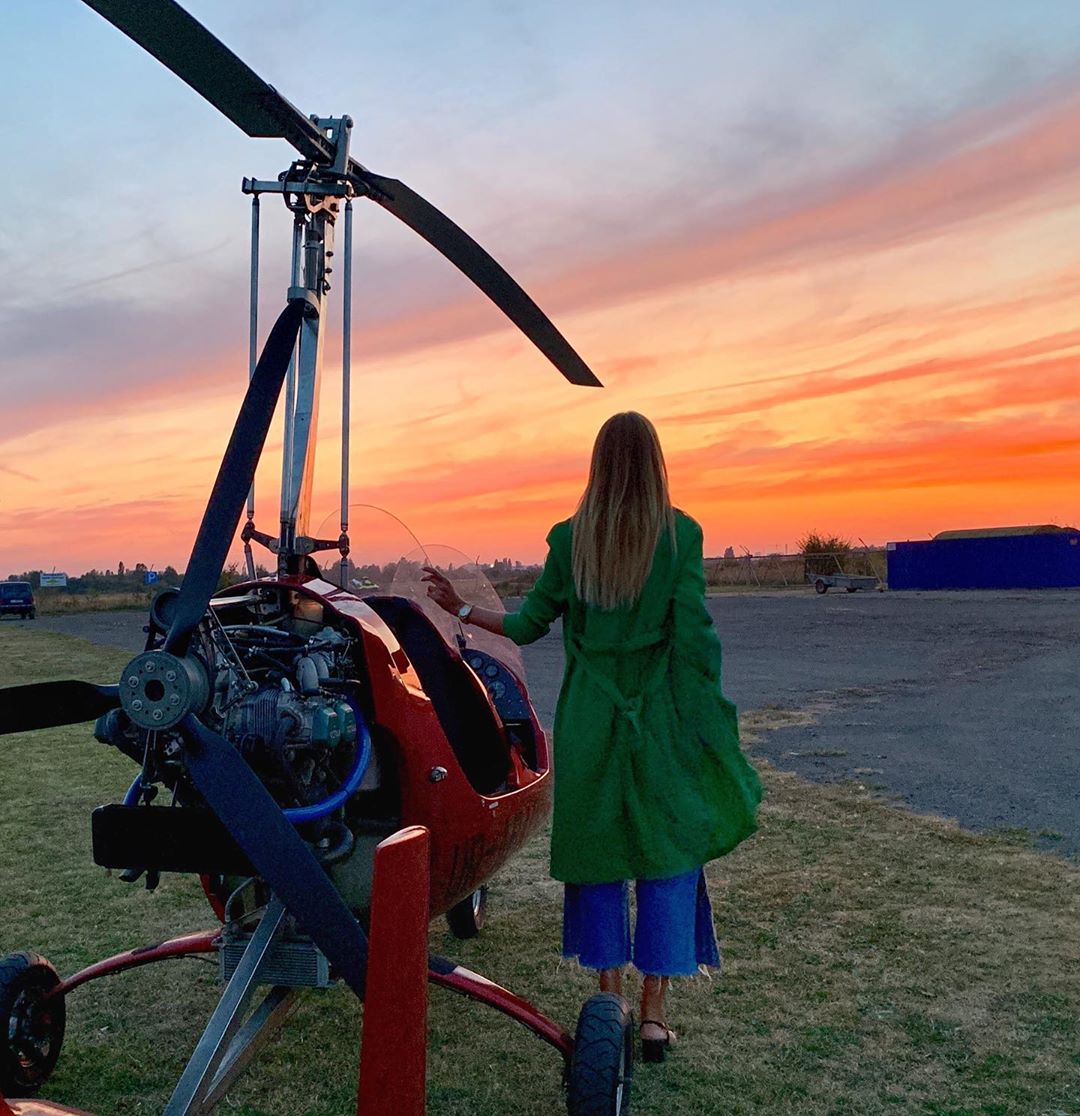 "Політай зі мною": Леся Нікітюк в модному тренчі заінтригувала новою пригодою