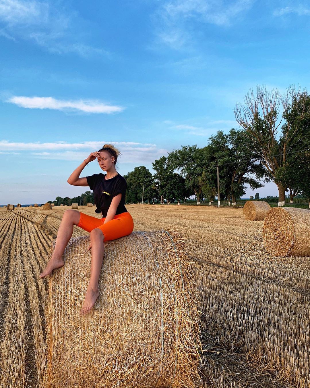 Леся Нікітюк без макіяжу ефектно позувала на сіннику
