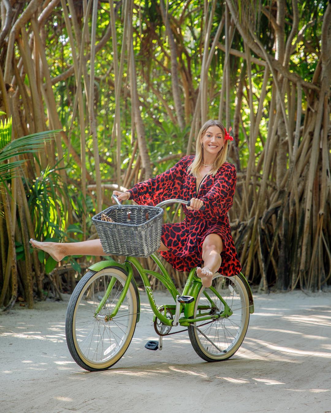 После карантина загуляю: Леся Никитюк похвасталась виртуальным отдыхом "в раю"