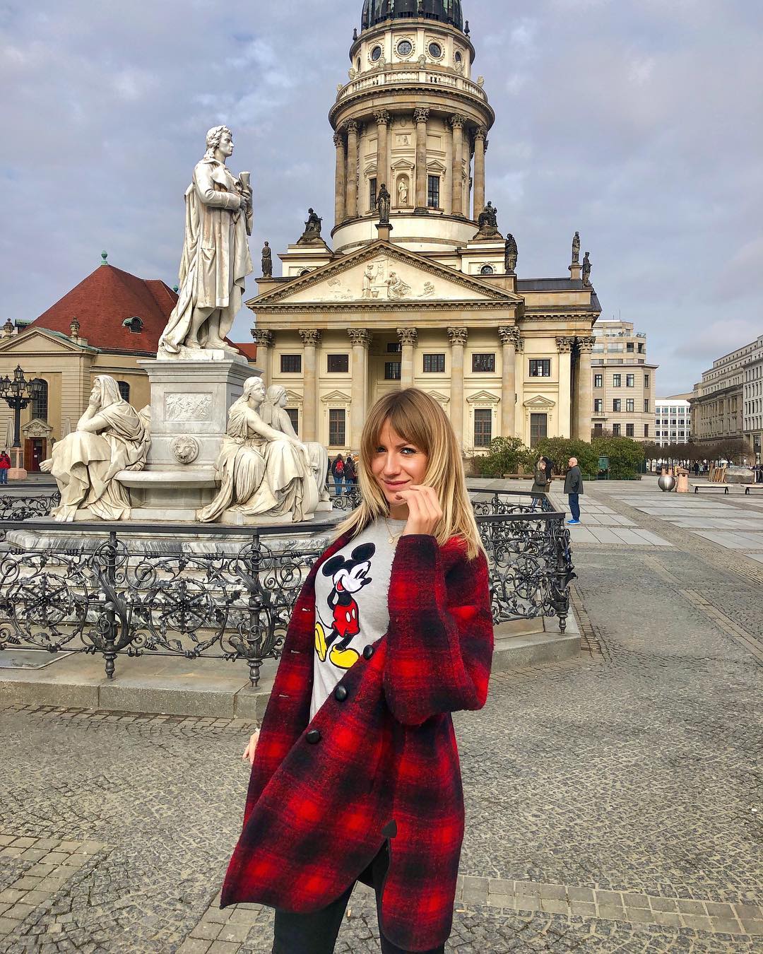 Леся Нікітюк полонила стильним "картатим" образом в Берліні