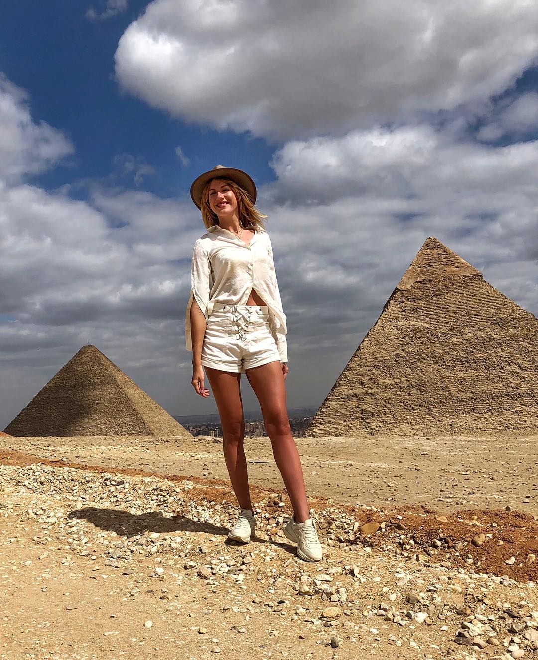 Збулася мрія: довгонога Никитюк відвідала єгипетські піраміди
