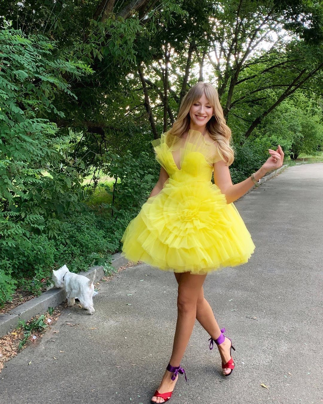 Леся Никитюк блеснула тонкой талией в облегающем коралловом платье