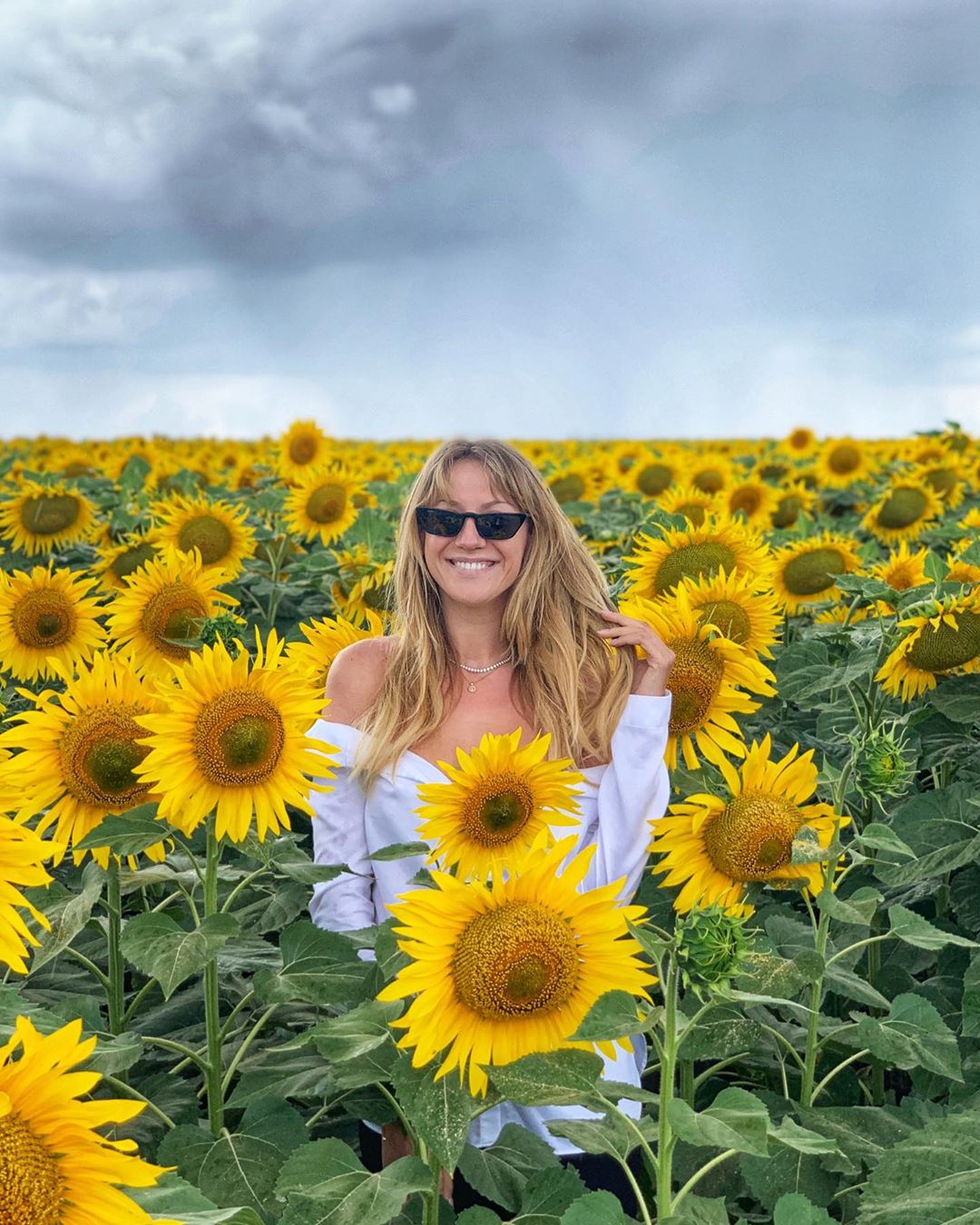 "Улыбка ярче солнца": Леся Никитюк восхитила красочным фото в поле подсолнухов