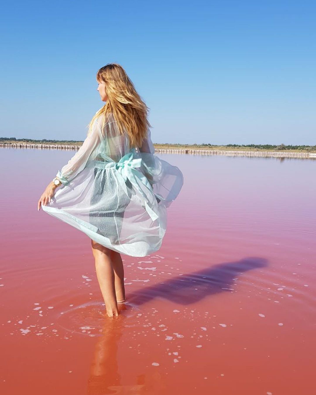 Рожева мрія: Леся Нікітюк пройшлася по унікальному озеру "кавунового фрешу"