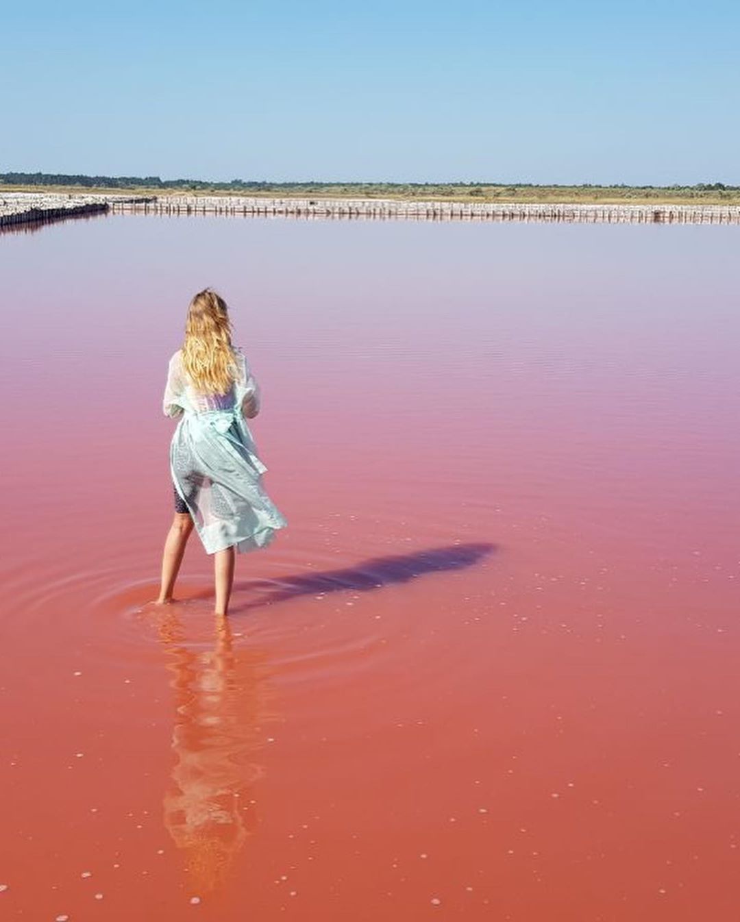Рожева мрія: Леся Нікітюк пройшлася по унікальному озеру "кавунового фрешу"
