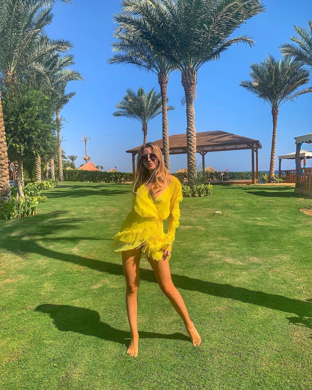 О боги-ноги: Леся Никитюк в мини-платье покорила длиной и стройностью ножек