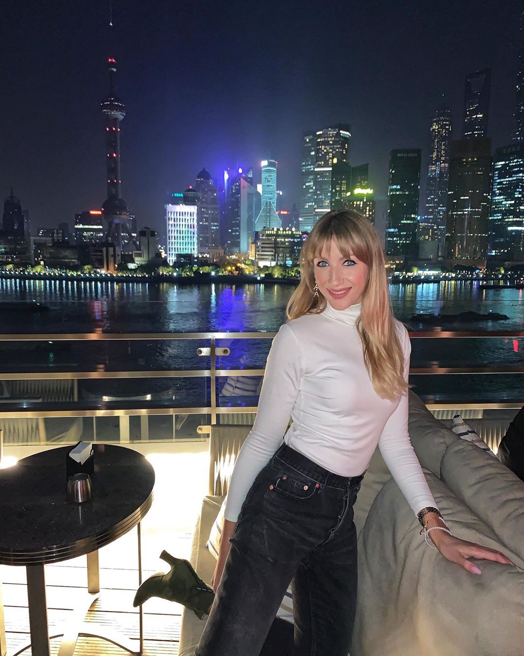 &quot;Штаны лопнули от радости&quot;: Леся Никитюк поразила &quot;космическими&quot; фото с видами Шанхая