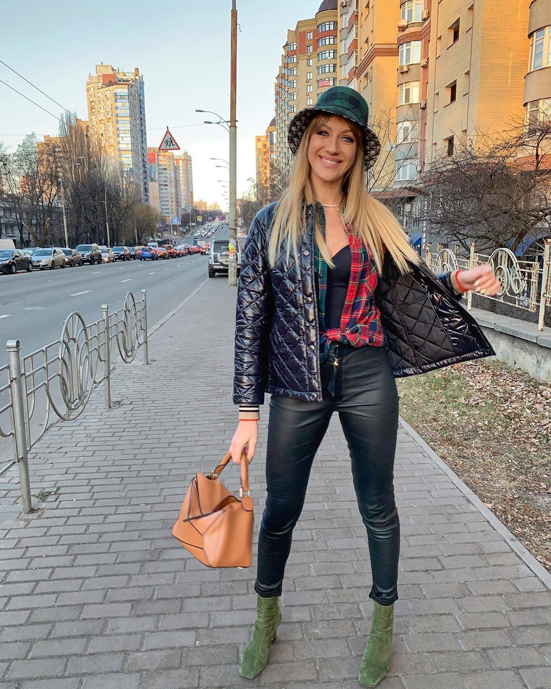 Відмінна фігура: Леся Нікітюк в шкіряних легінсах стильно пройшлася по Києву