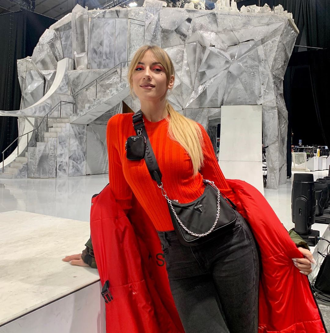 Lady in Red: Леся Нікітюк підкорила яскравим образом і макіяжем