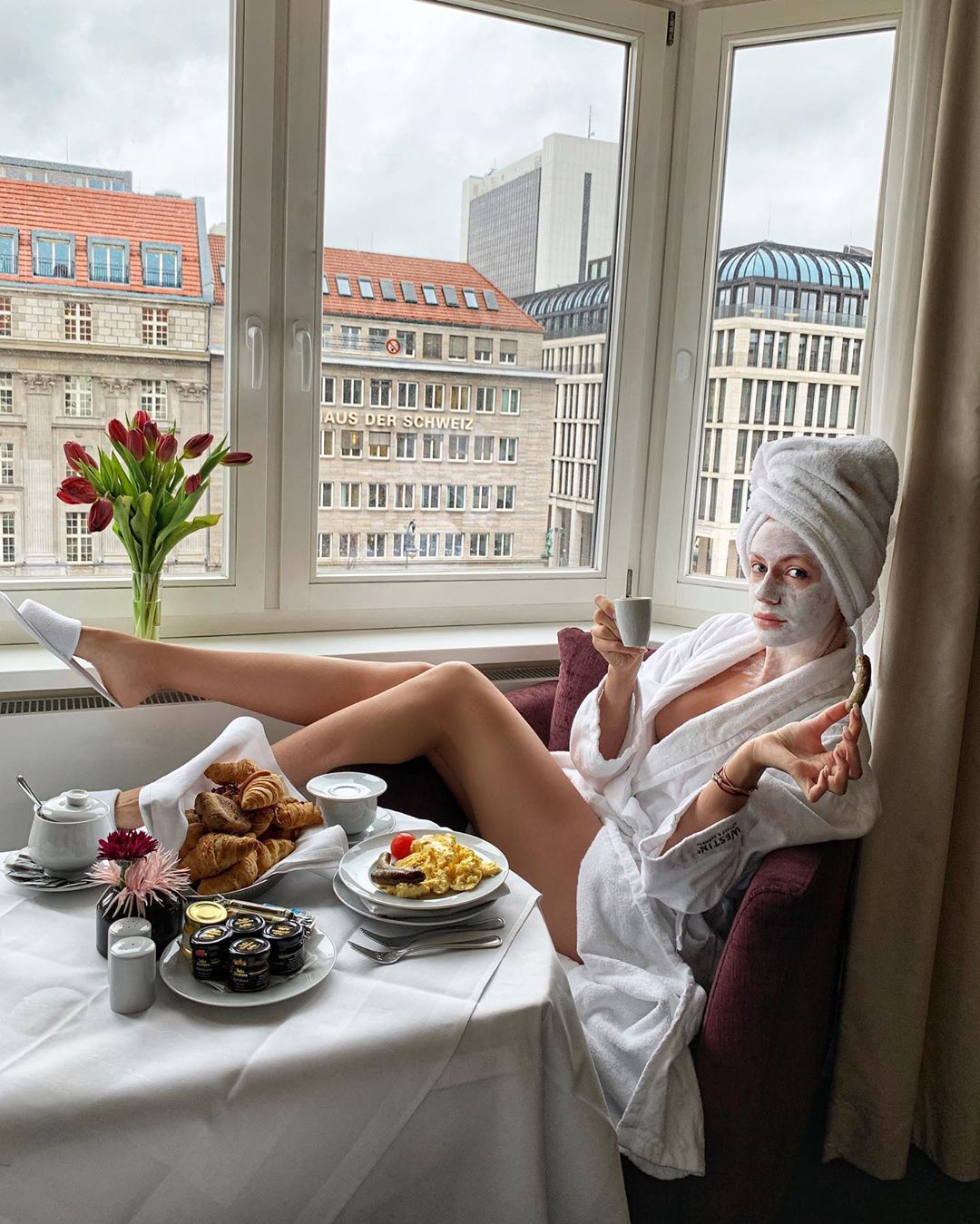 Німб або НЛО? Леся Нікітюк спантеличила фанів знімком з Берліна