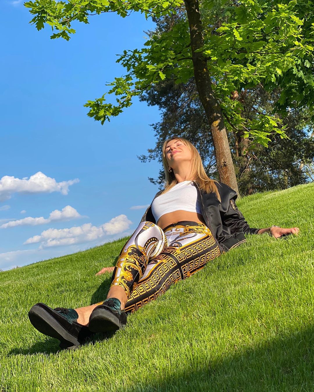 На стилі: Леся Нікітюк в облягаючих легінсах Versace за $625 похвалилася стрункими ніжками