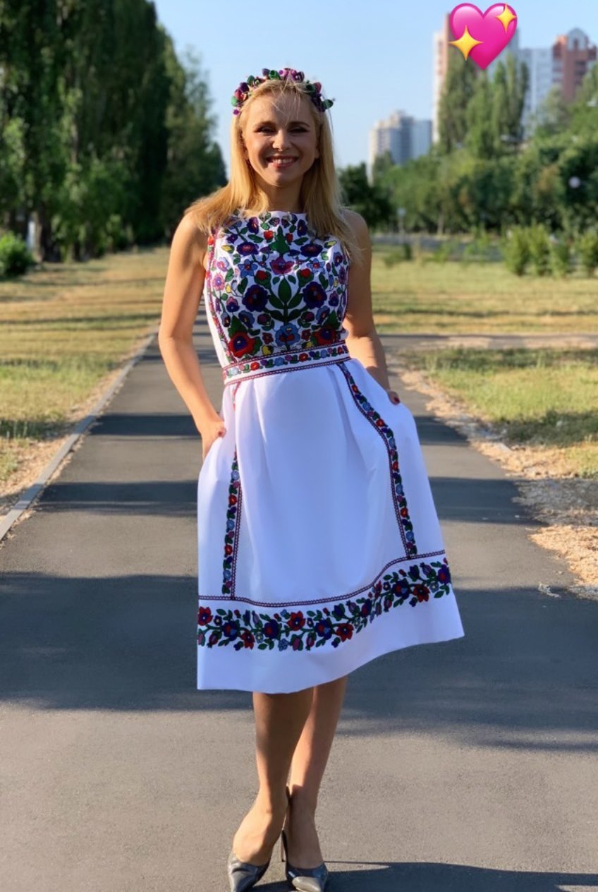 Девушка-весна: Лилия Ребрик очаровала ярким образом в венке и платье-вышиванке