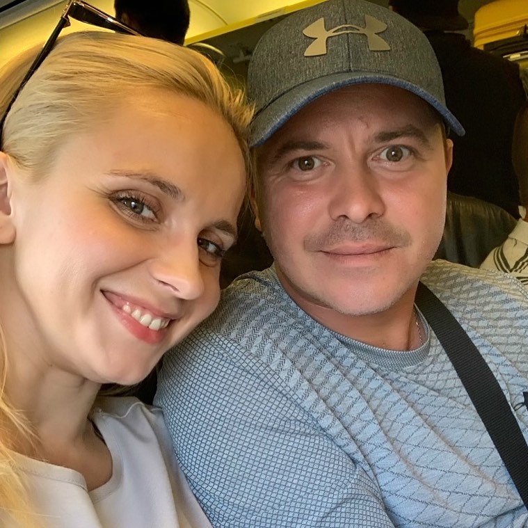 "Только ты и я": Лилия Ребрик восхитила романтикой с мужем в аэропорту