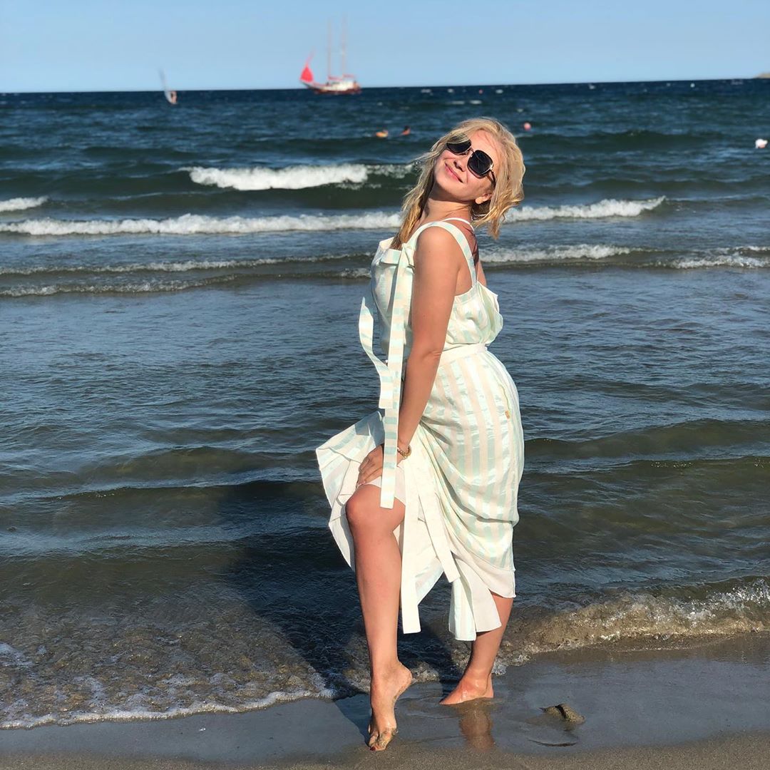 "Богиня морская": Лилия Ребрик очаровала романтичным пляжным образом