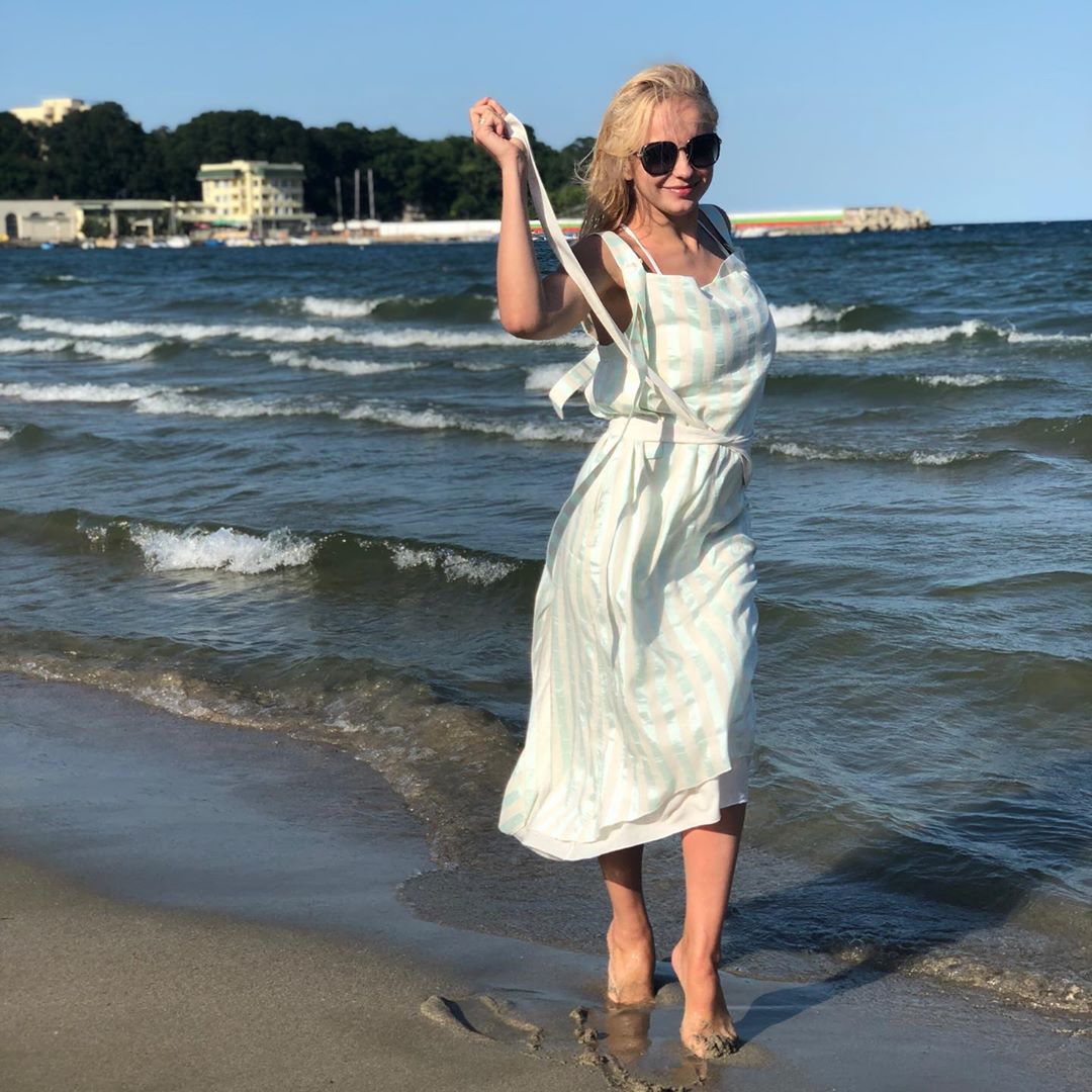 "Богиня морская": Лилия Ребрик очаровала романтичным пляжным образом