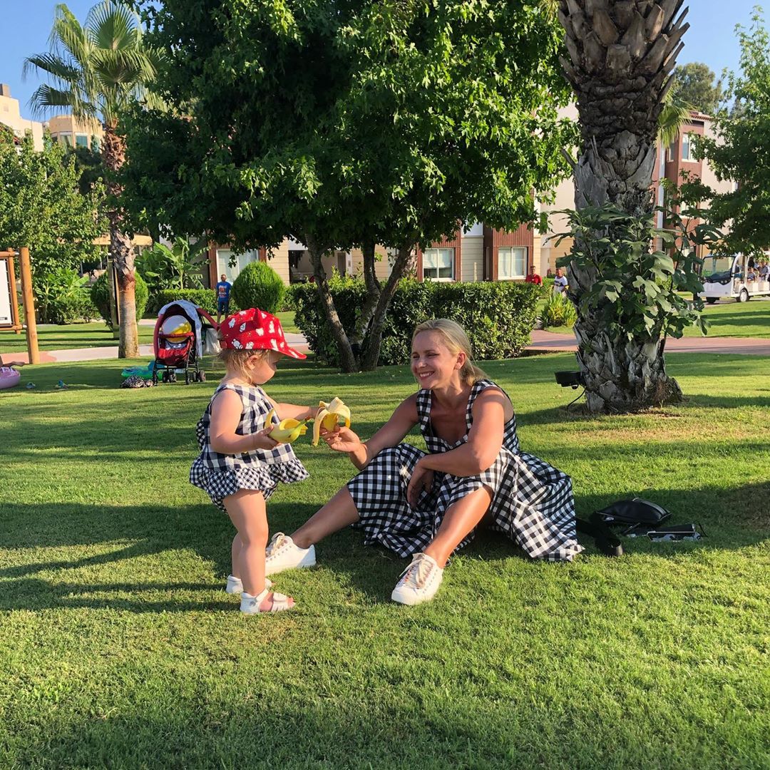 Міні-Ліля: Ребрик з молодшою донькою красуються в схожих вбраннях