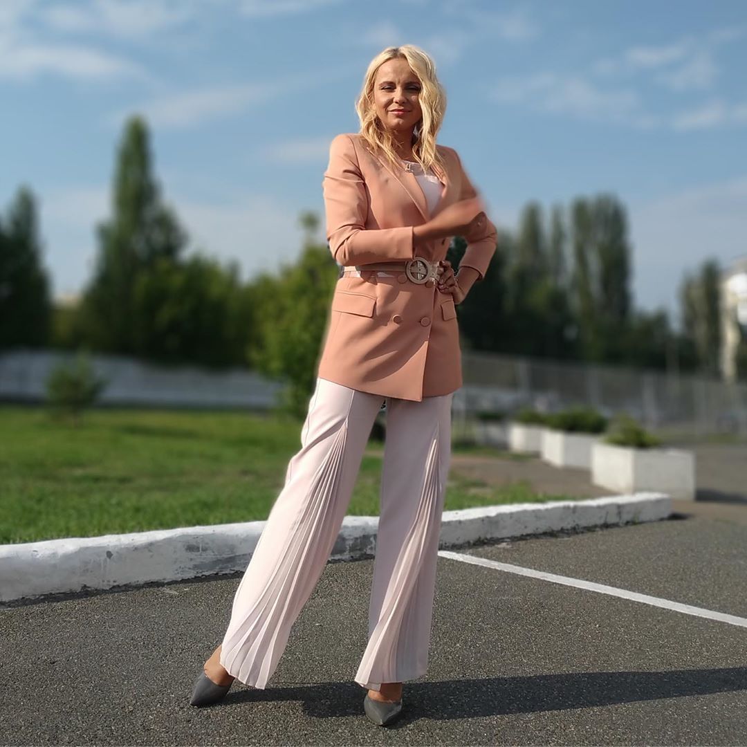 Лилия Ребрик покорила эффектным образом в стильном комбинезоне