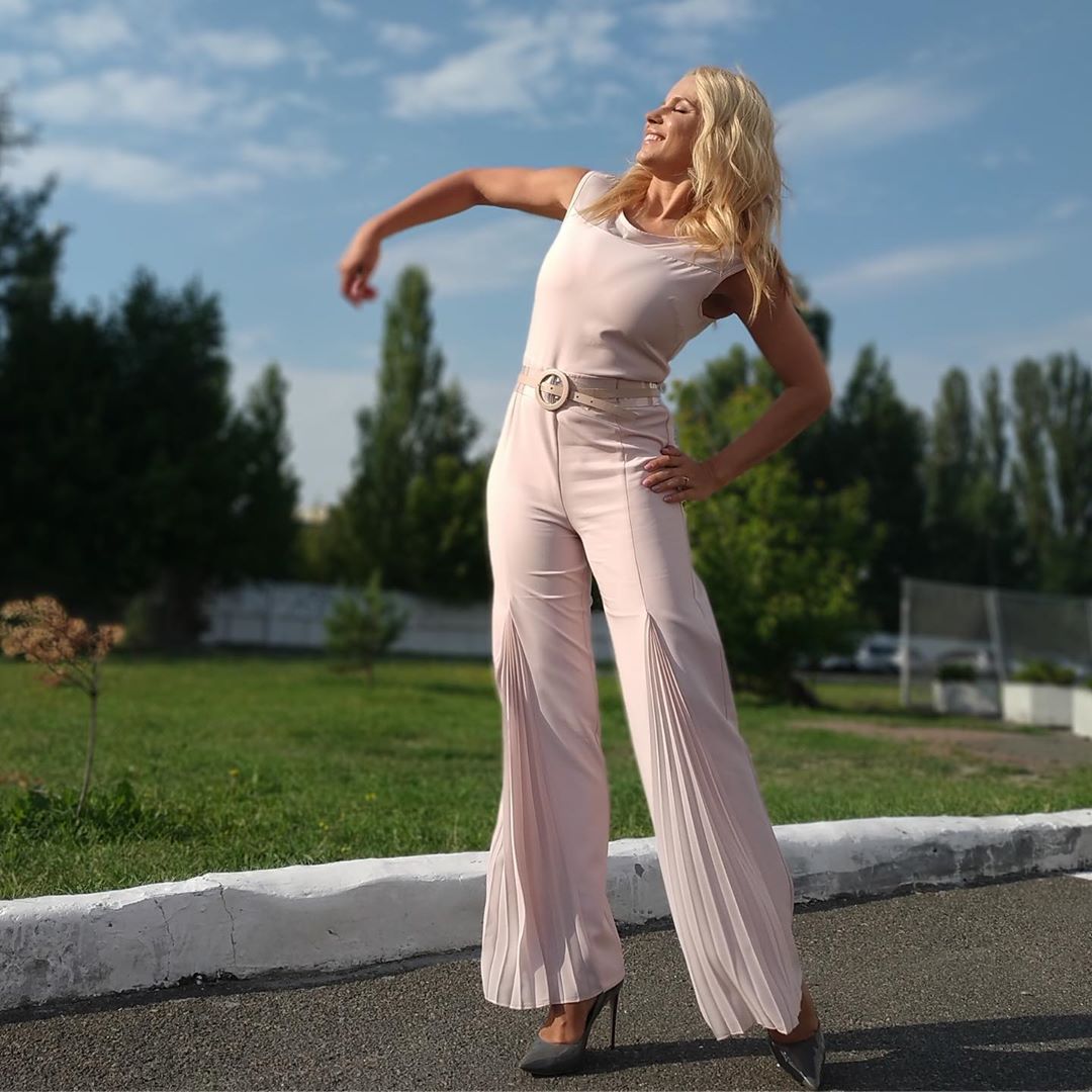 Лилия Ребрик покорила эффектным образом в стильном комбинезоне