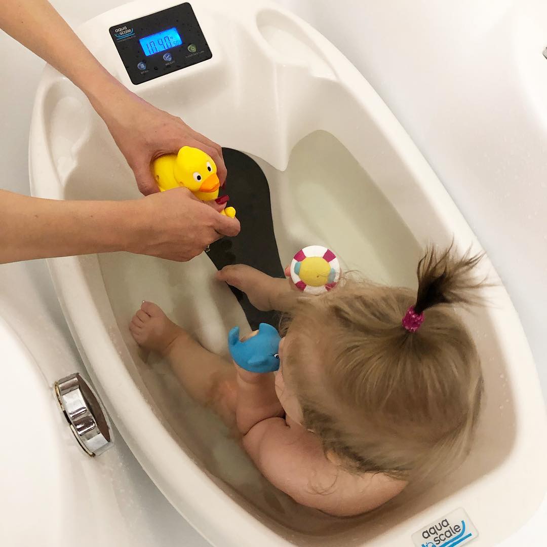 Лилия Ребрик купает младшеньку Полинку