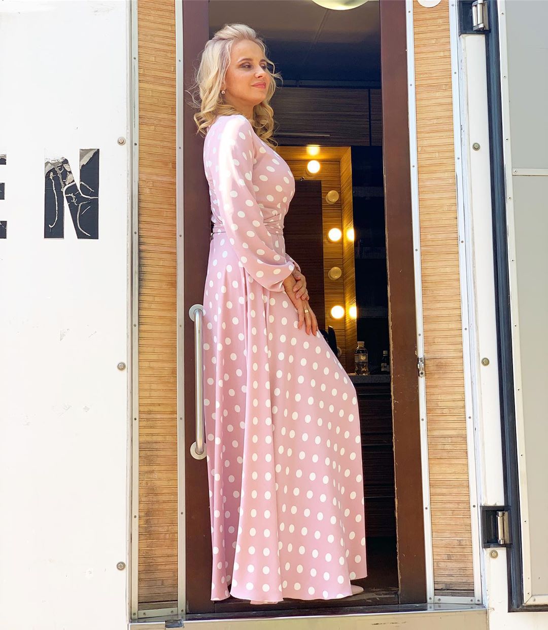 "Зефірка": Лілія Ребрик сяяла тотал-pink образом на зйомках