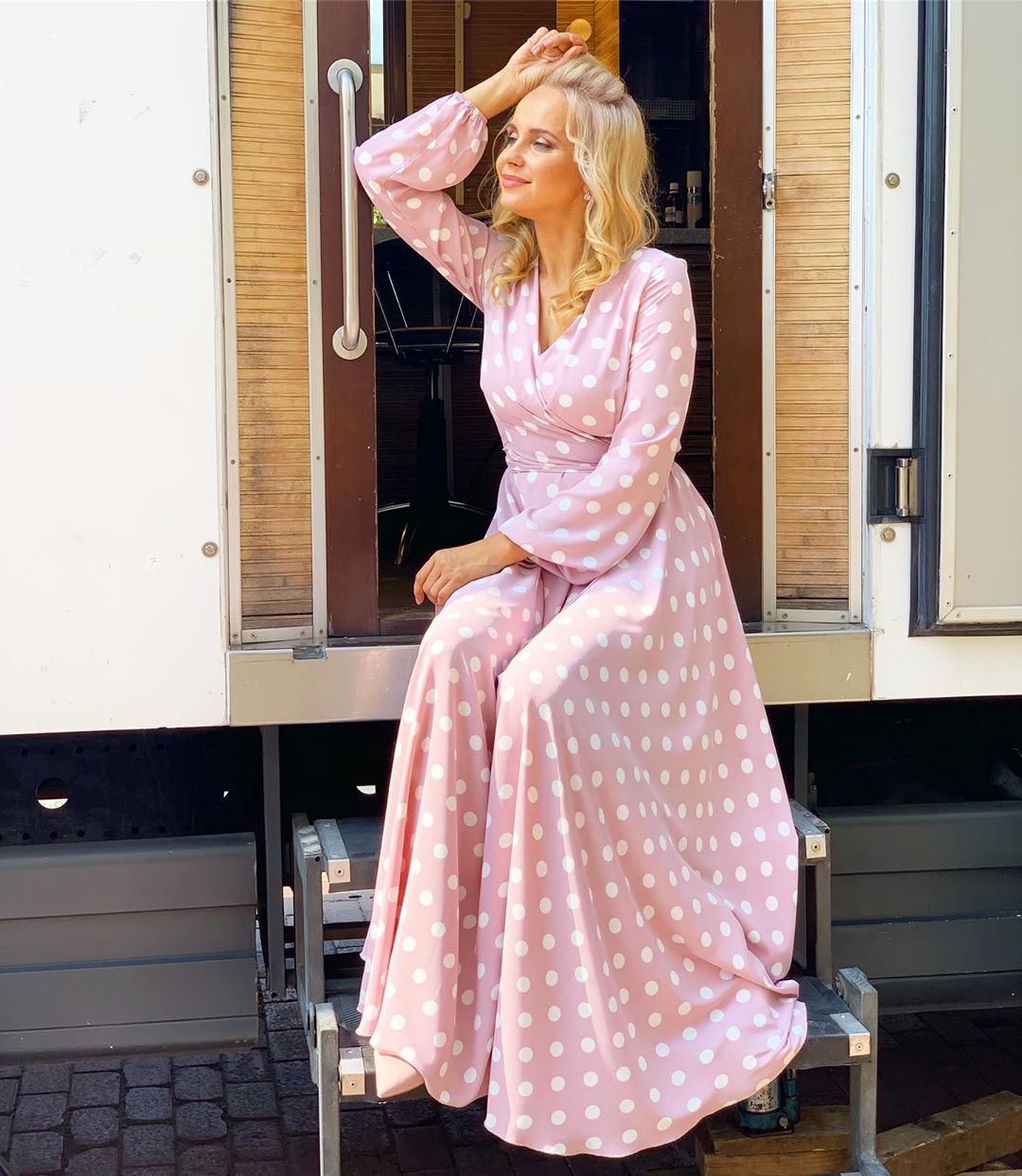 "Зефірка": Лілія Ребрик сяяла тотал-pink образом на зйомках